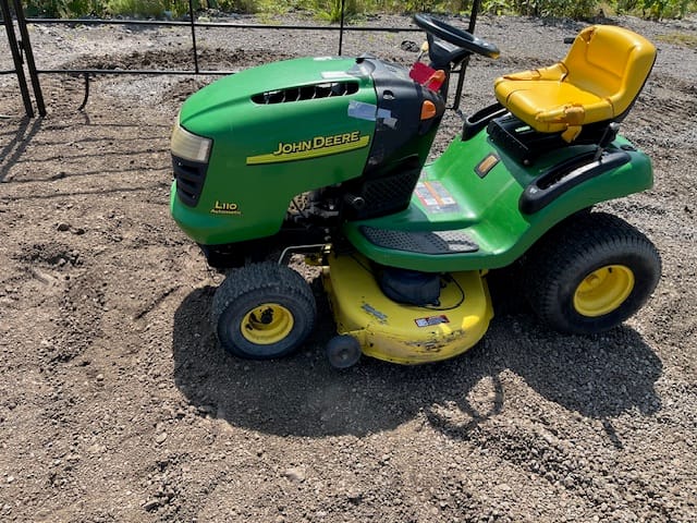 2004 L110 John Deere Lawn Mower
